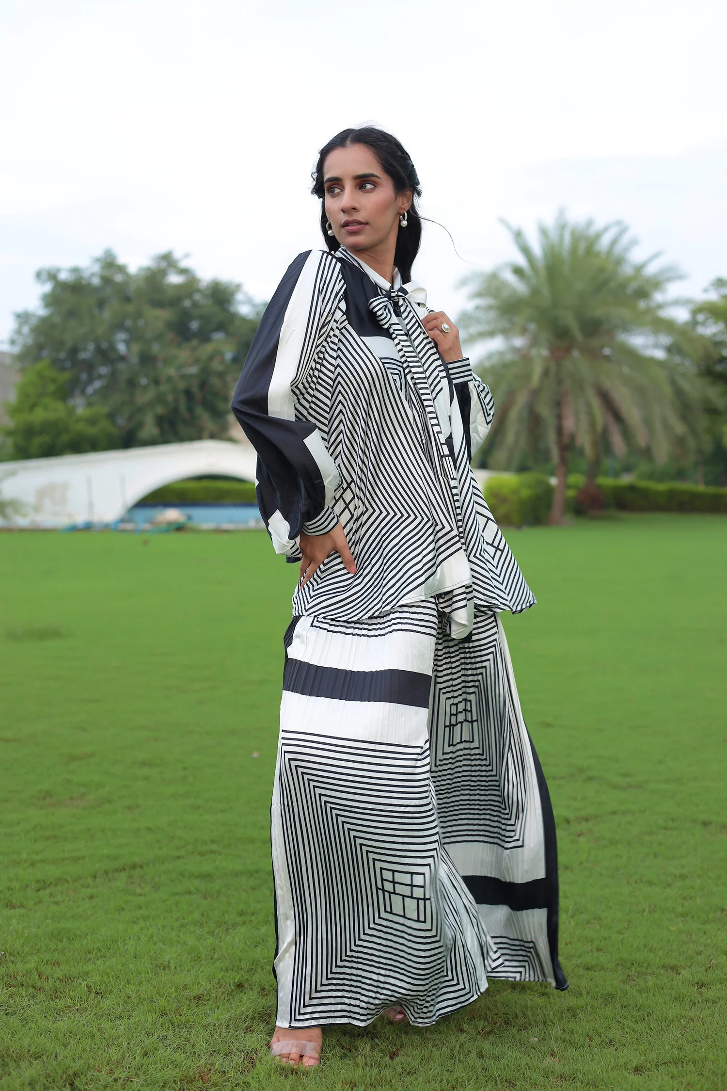Black & White Abstract Print Satin Co Ords Set With Pleated Pant - Image 3