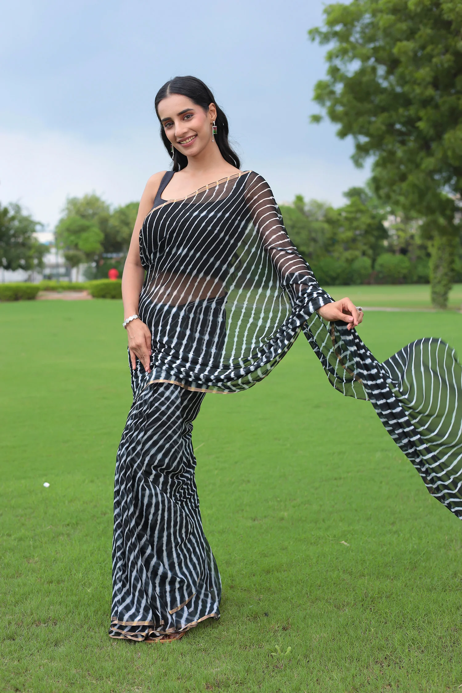 Leheriya Chiffon Saree with Zari border - Image 18
