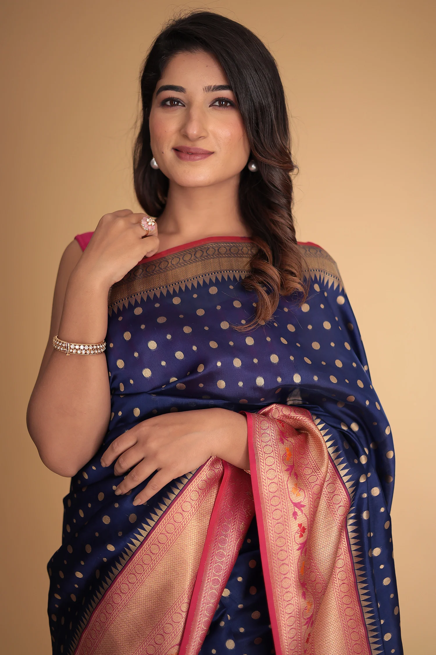 Handloom Pure Silk Saree with Contrast Border - Image 2
