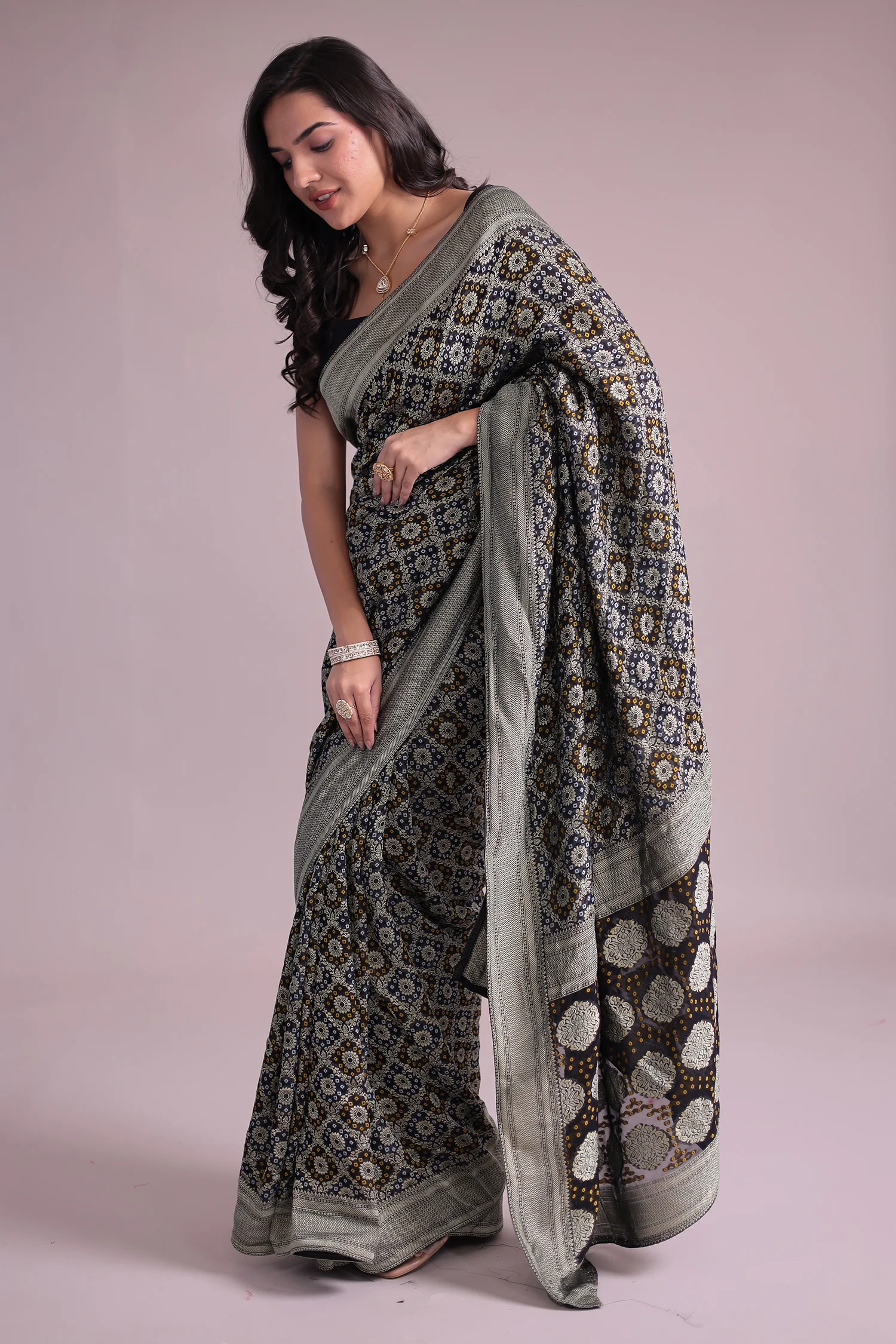 Black Power loom Bandhej Look Saree - Image 5