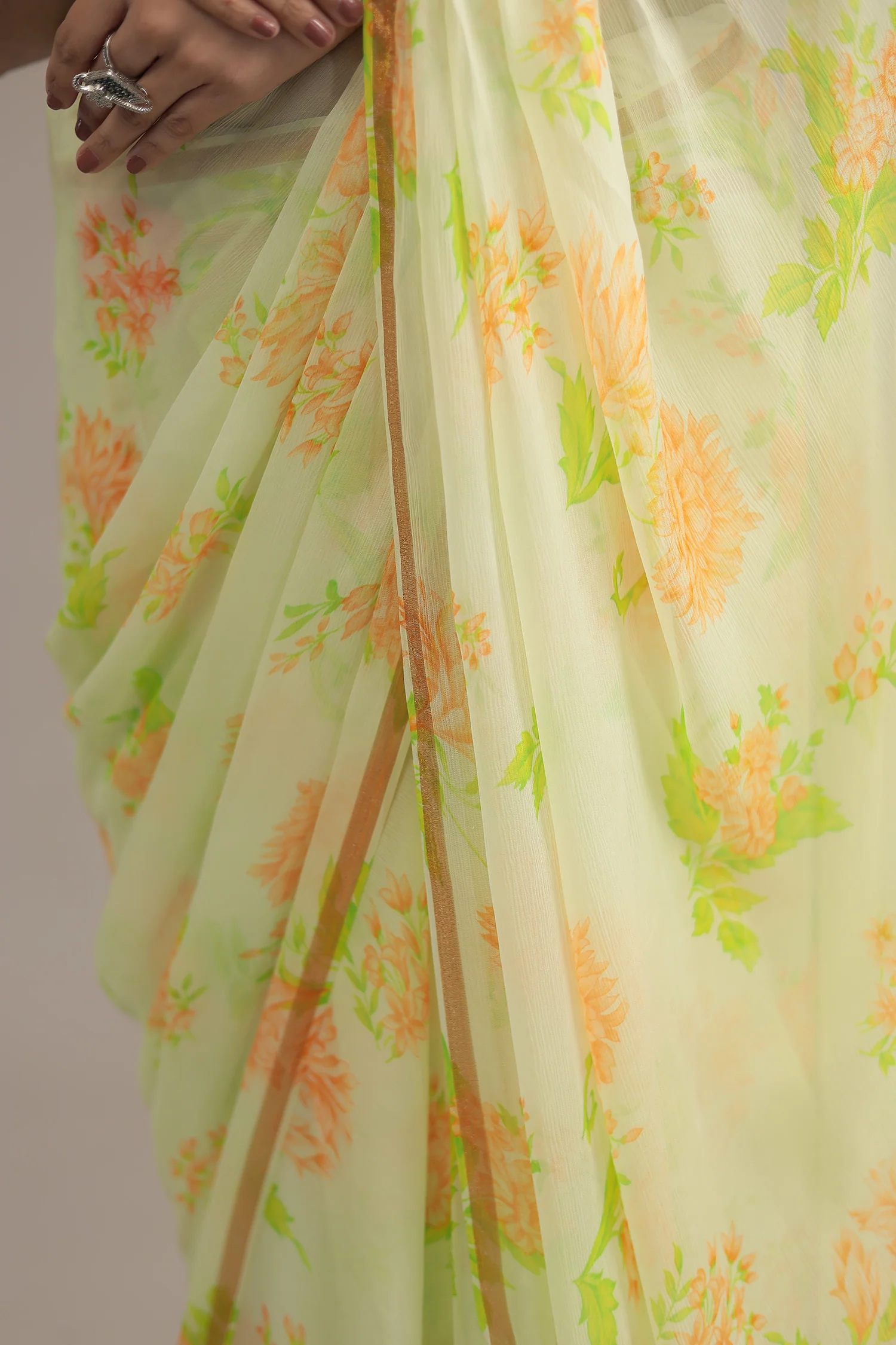 Cream Printed Chiffon Saree with Zari Border work - Image 4