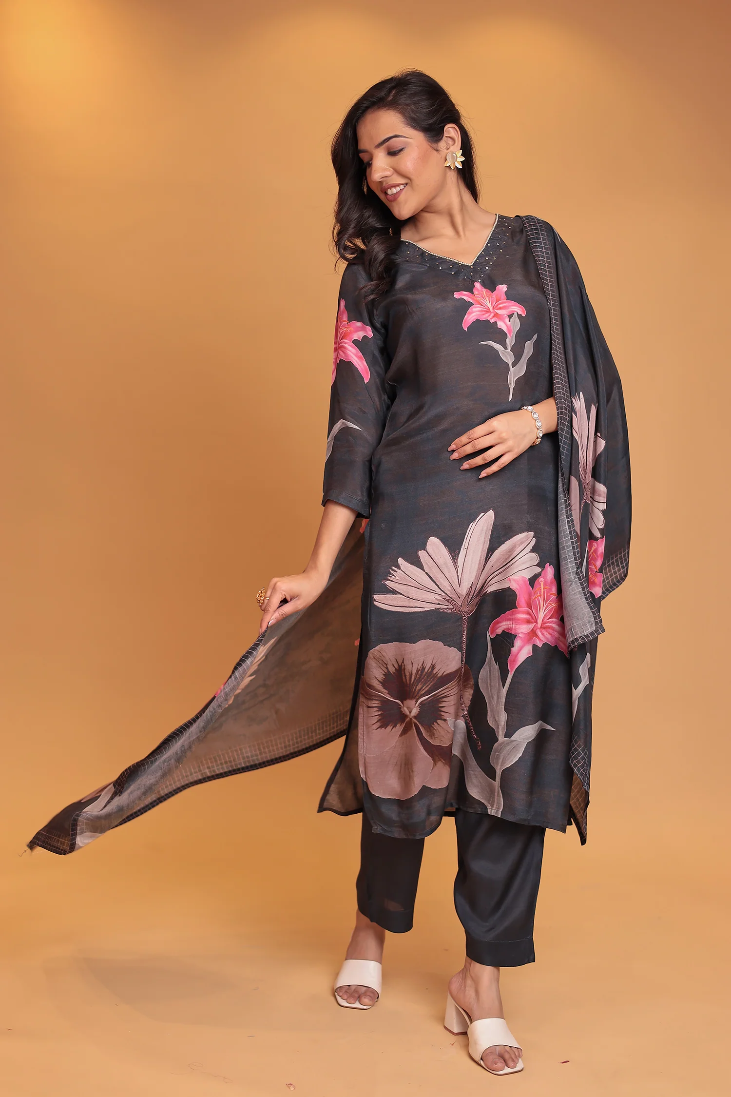 Printed Silk Blend Kurta Set with Pearl and Sequins work - Image 3