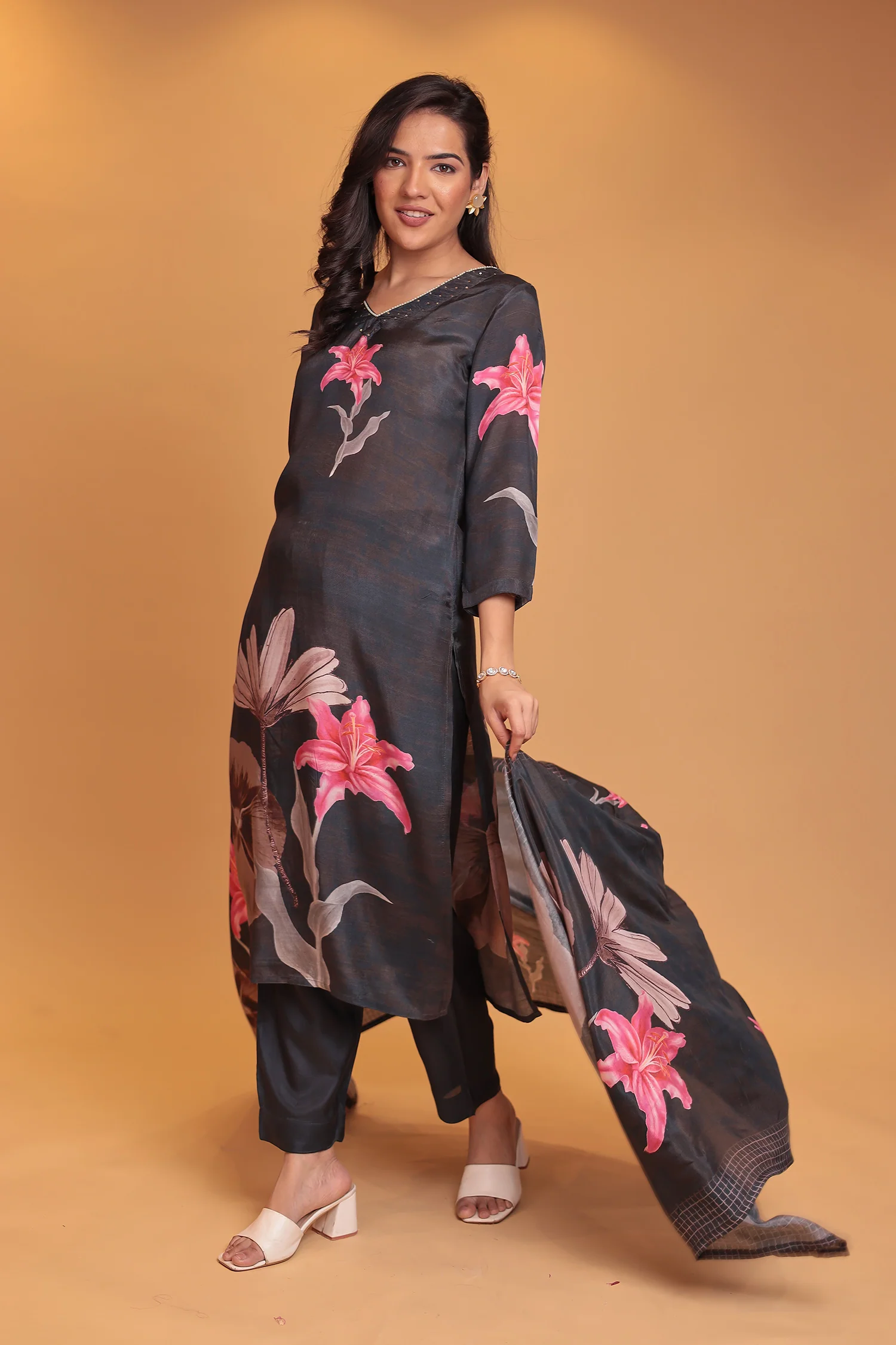 Printed Silk Blend Kurta Set with Pearl and Sequins work - Image 5